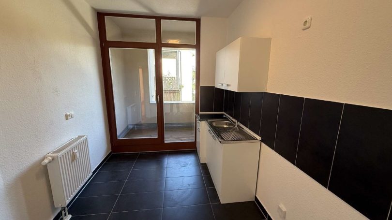 Küche (mit Blick zur Loggia)